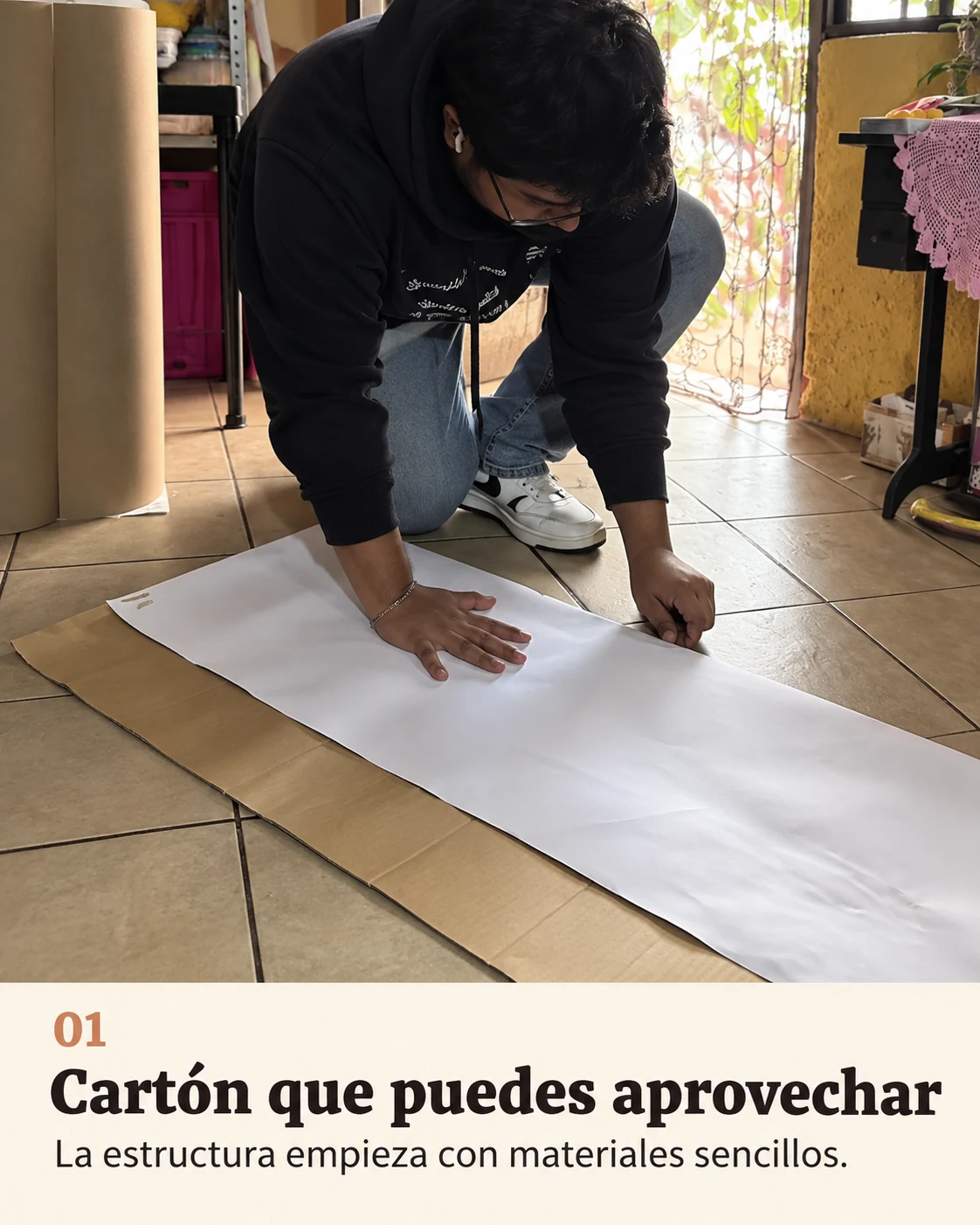 Artesano trazando una pieza sobre cartón para comenzar la estructura