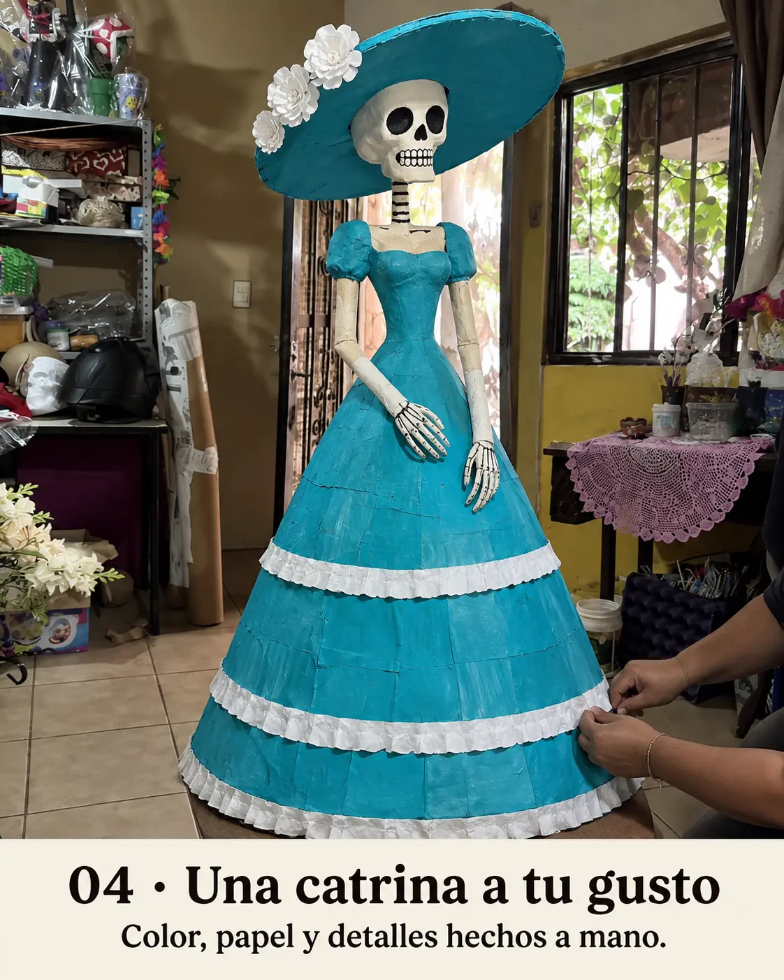 Catrina artesanal terminada con vestido turquesa, flores blancas y sombrero