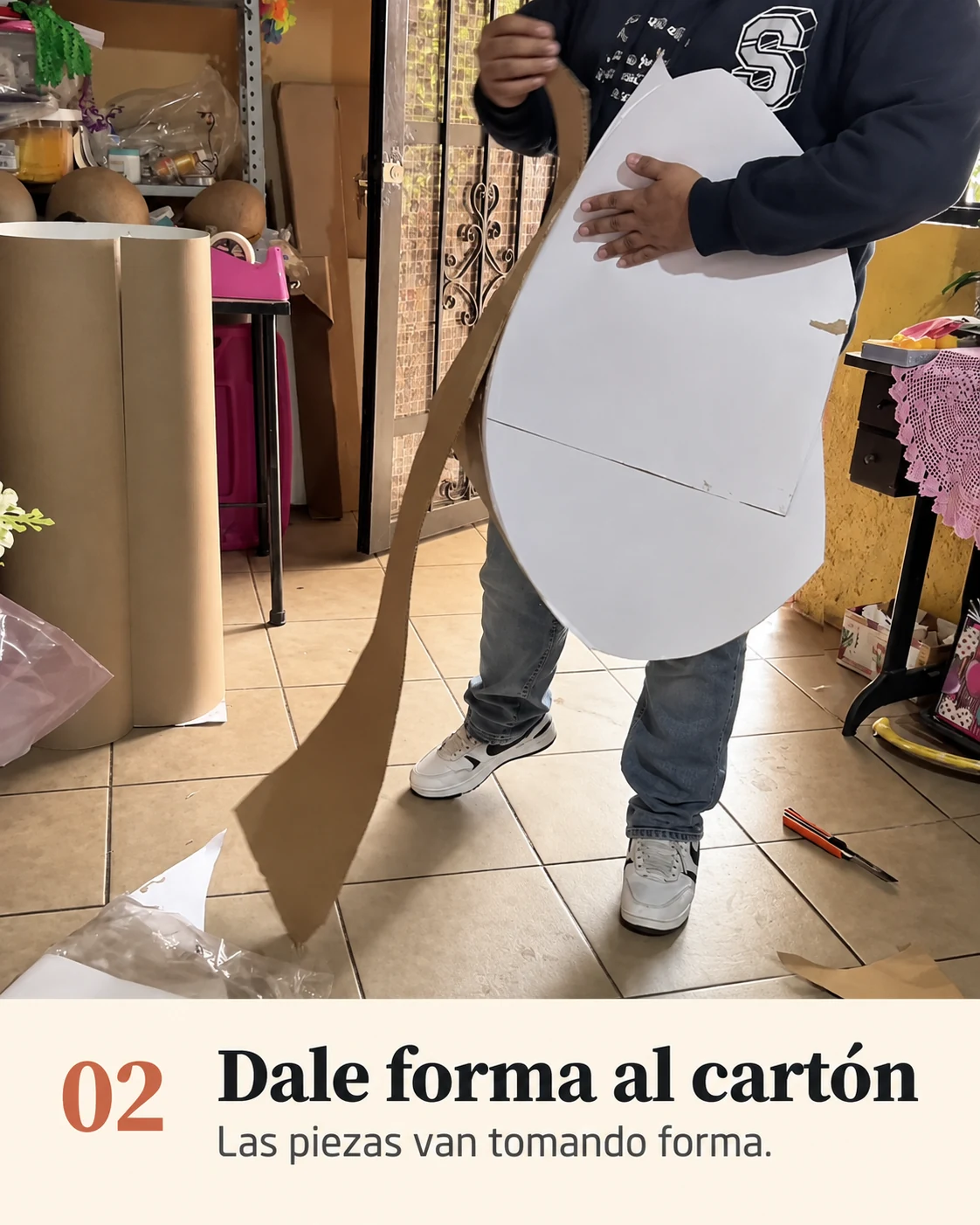 Artesano sosteniendo un molde ovalado recortado en cartón