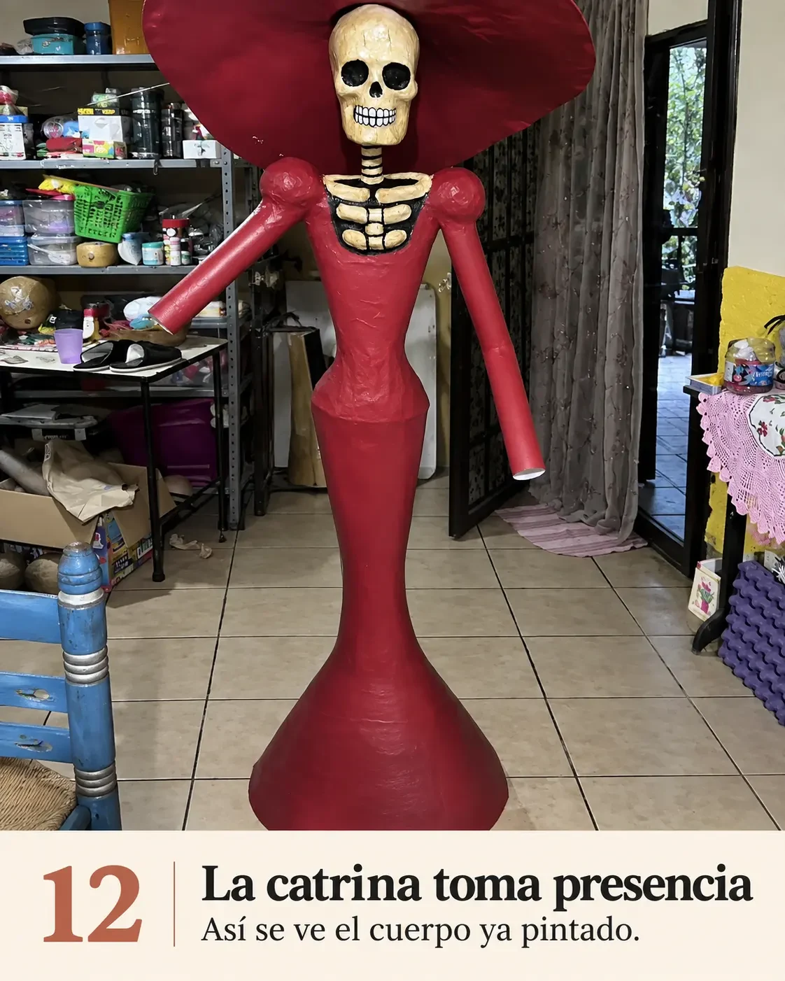 Catrina bordó con el cuerpo ya pintado