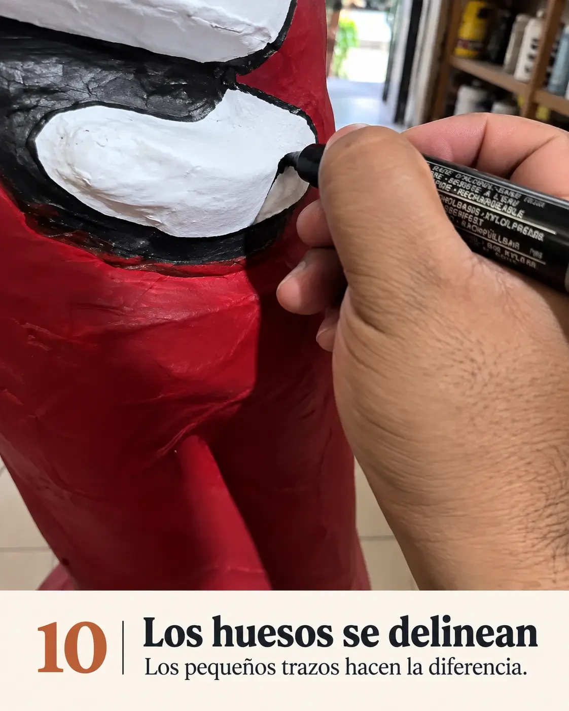 Mano delineando en negro los huesos claros del torso