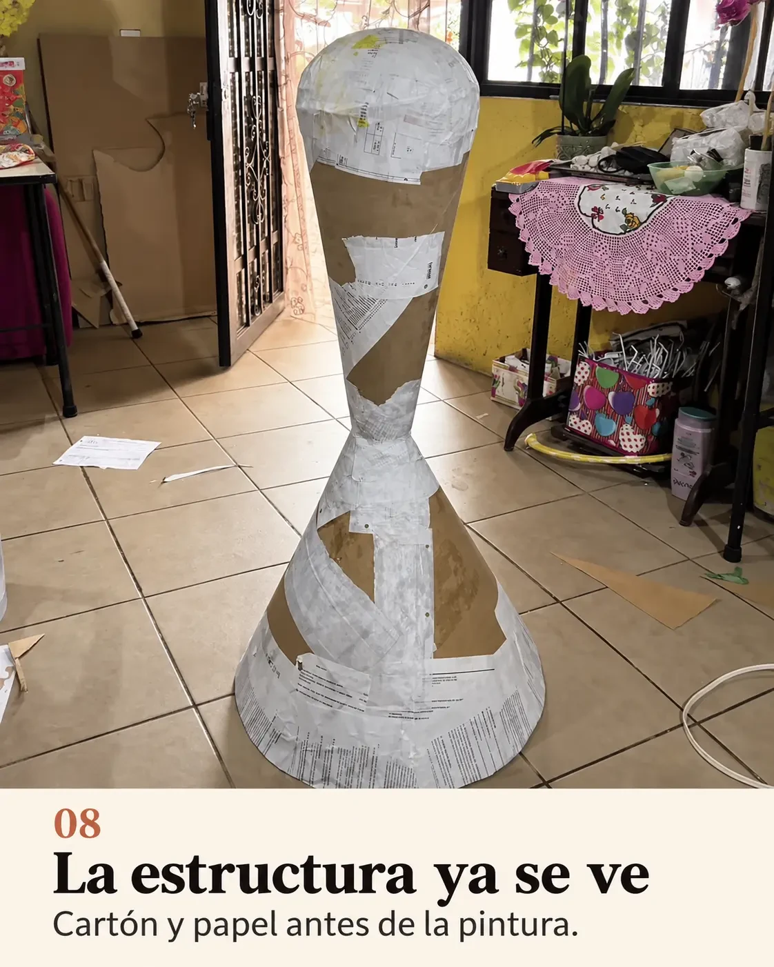 Estructura de la catrina recubierta con papel antes de pintar