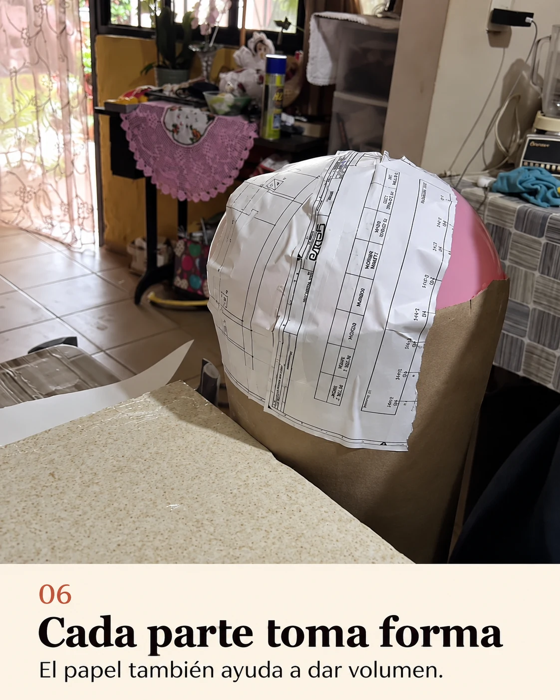 Forma redondeada de cartón ganando volumen con papel